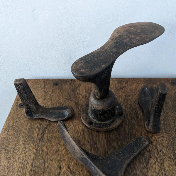 Antique cast iron set of cobbler's lasts and stand - Image 6