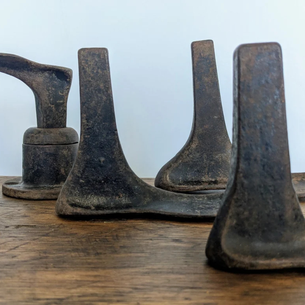 Antique cast iron set of cobbler's lasts and stand - Image 5
