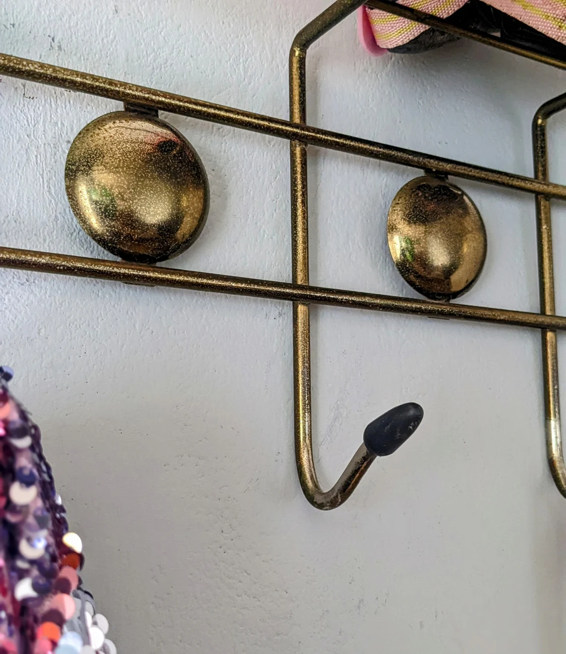 Atomic 1960s gold tone coat rack with hat shelf, kitchen hooks - Image 4
