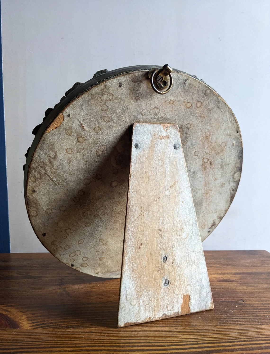 C. 1930s English circular Barbola mirror surrounded by painted plaster flowers - Image 8
