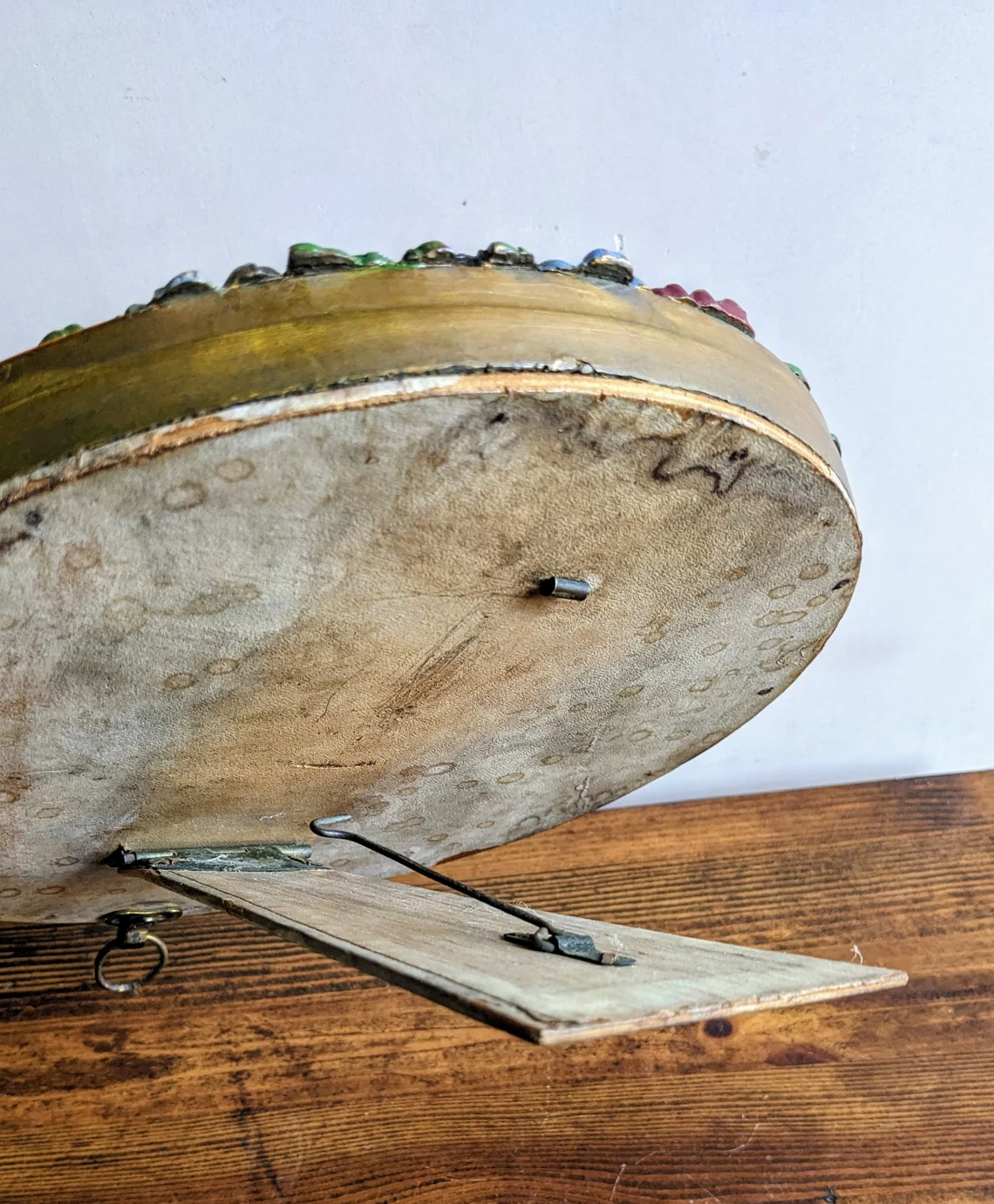 C. 1930s English circular Barbola mirror surrounded by painted plaster flowers - Image 7