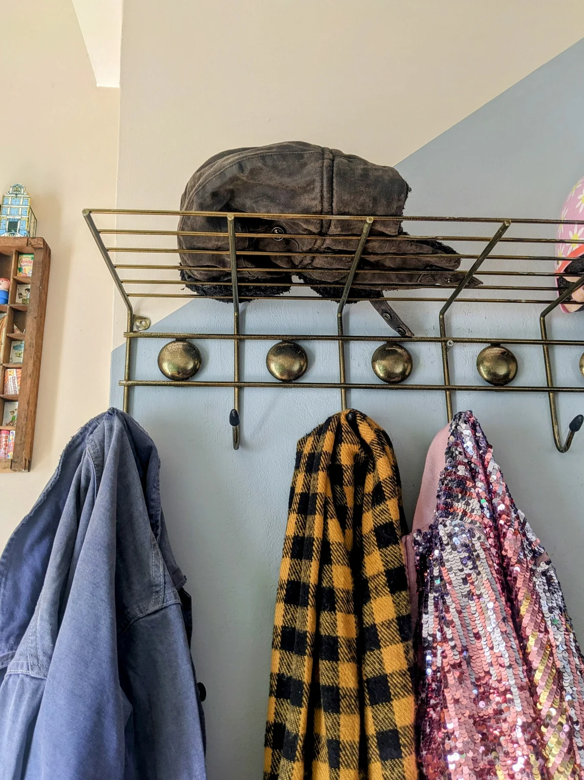 Atomic 1960s gold tone coat rack with hat shelf, kitchen hooks - Image 3