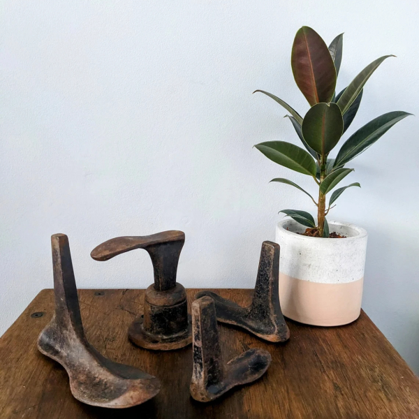 Antique cast iron set of cobbler's lasts and stand - Image 3