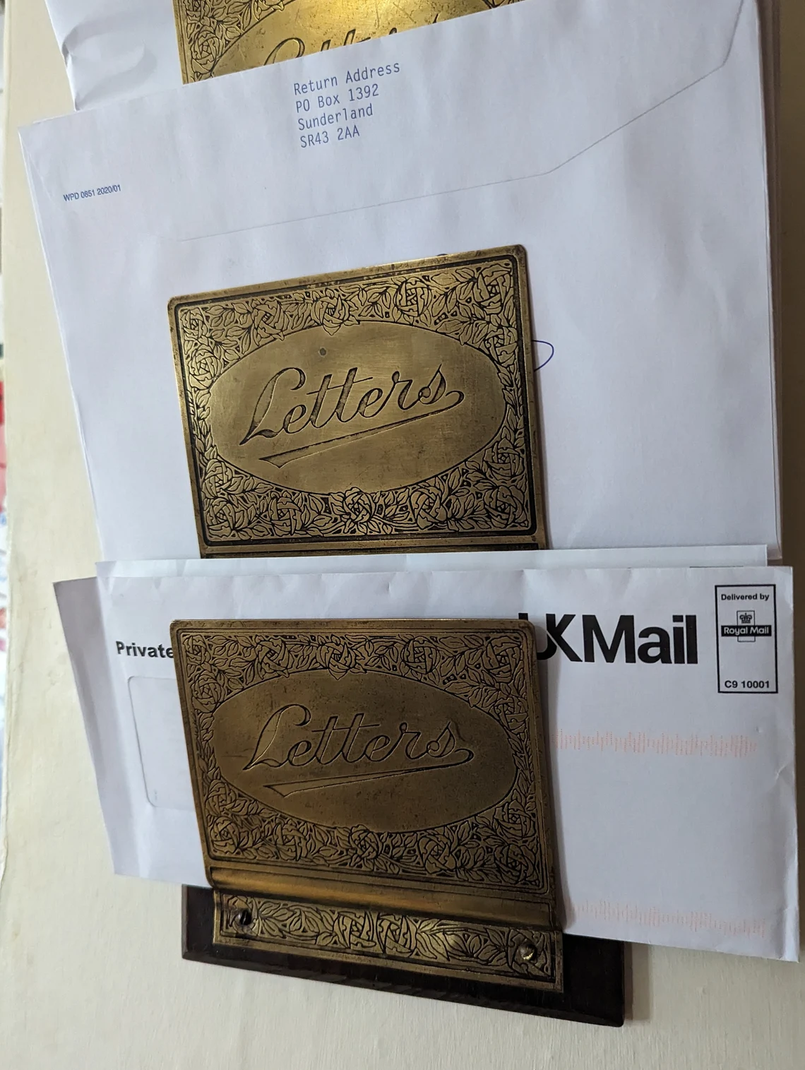 Antique oak and brass 3 section wall hanging letter rack, Arts and Crafts letter rack - Image 10