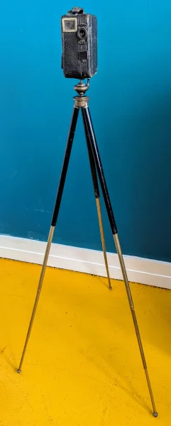 Antique camera tripod with brass legs, extendable to 3 heights, with 1920s Pathescope camera - Image 2