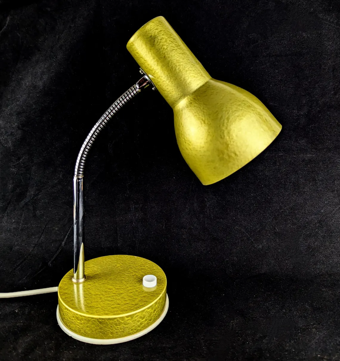 Vintage 1970s gold tone desk or bedside lamp with gooseneck, PAT tested - Image 6