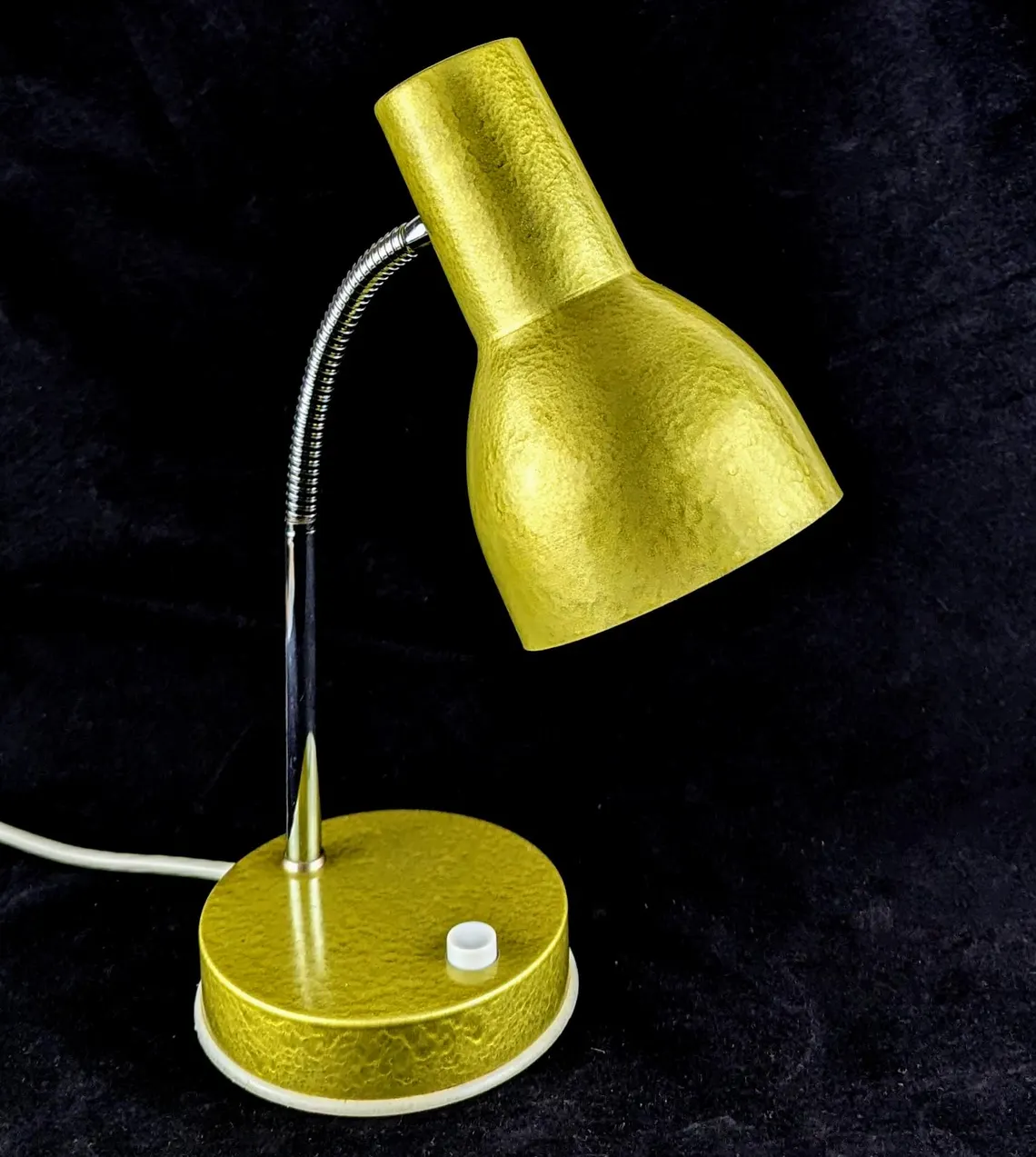 Vintage 1970s gold tone desk or bedside lamp with gooseneck, PAT tested - Image 4