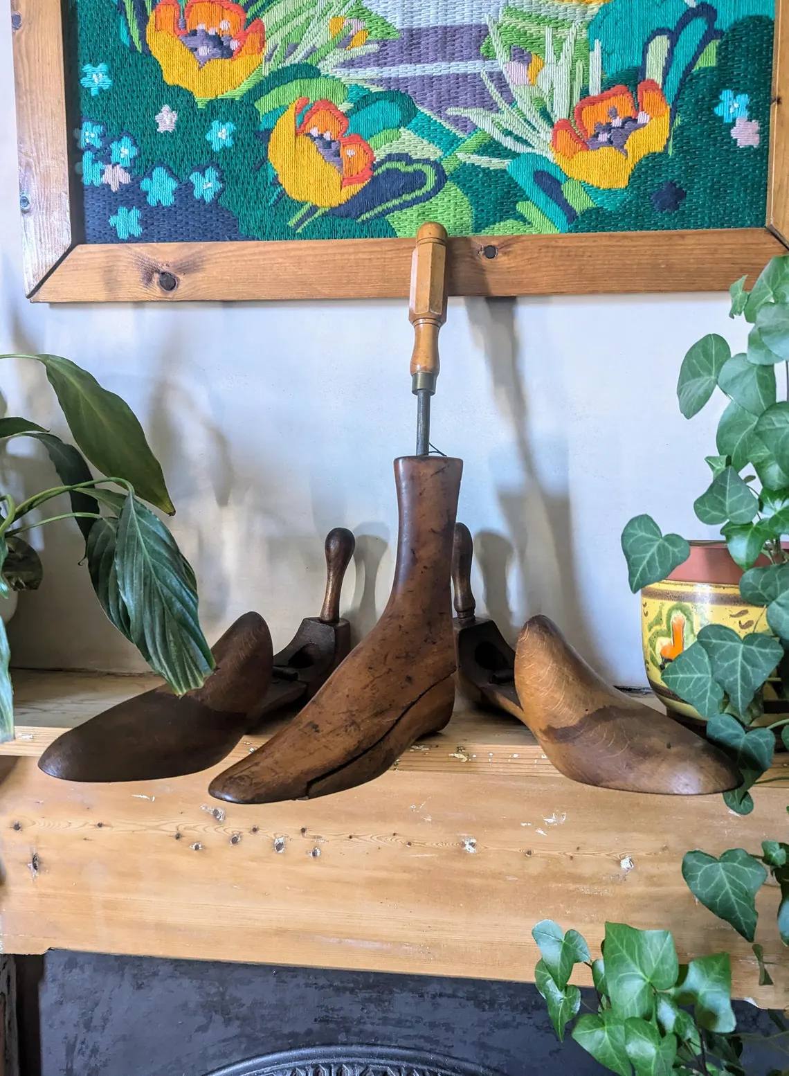 Vintage beechwood shoe and boot trees - Image 10