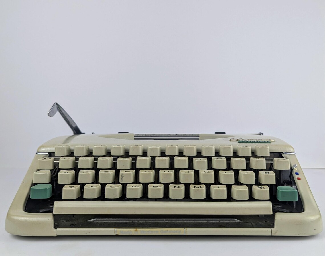 Olympia Splendid 66 typewriter (1967) compact portable typewriter in original tan leather case with instruction leaflet - Image 5
