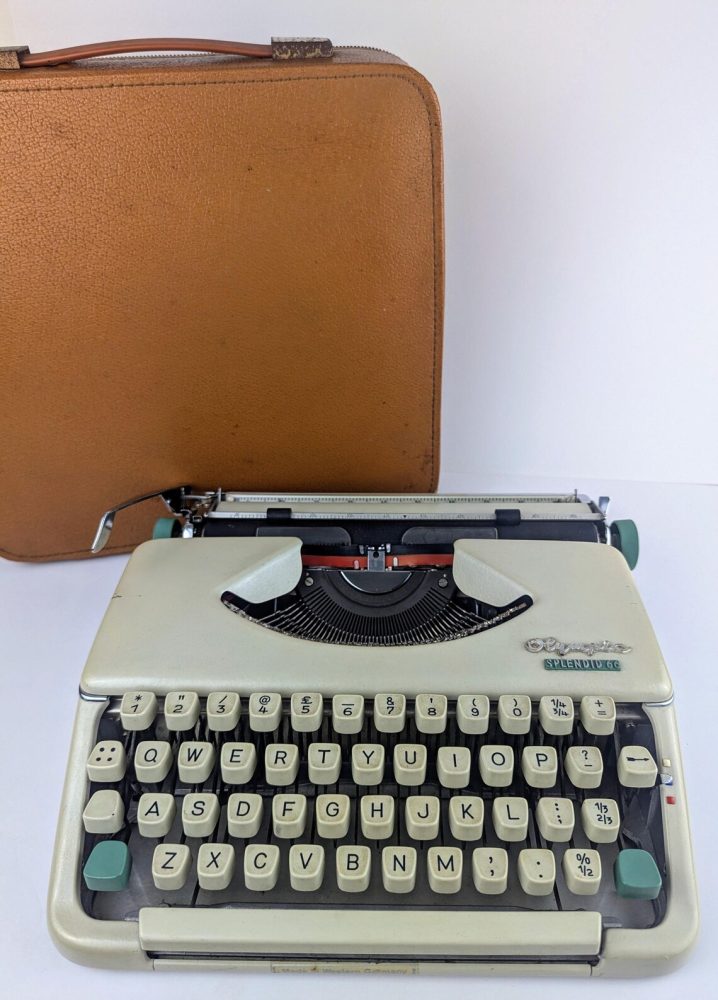 Olympia Splendid 66 typewriter (1967) compact portable typewriter in original tan leather case with instruction leaflet - Image 2