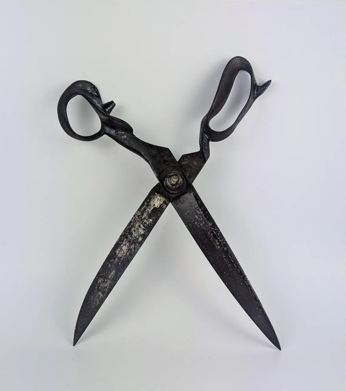 Huge antique tailor's shears, large 19th century 'Wilkinson's Lined Blades' scissors - Image 4