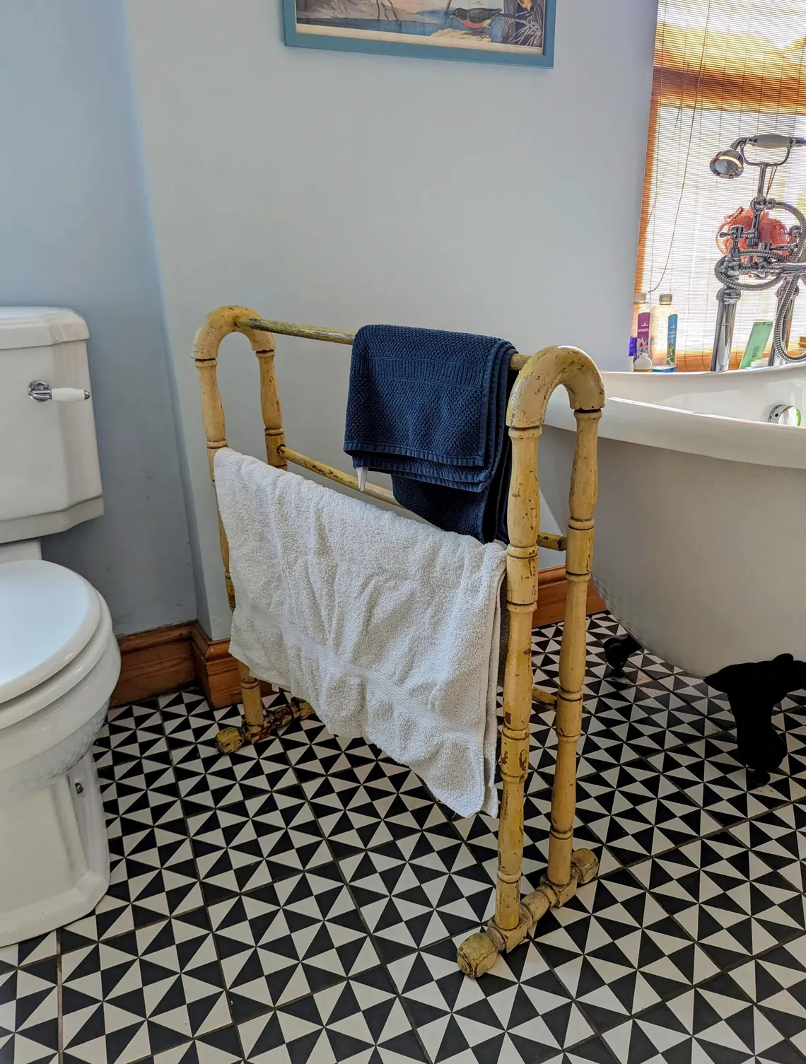 Victorian overpainted wooden towel rack - Image 2