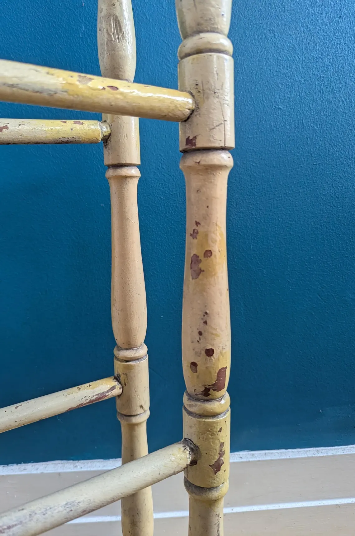 Victorian overpainted wooden towel rack - Image 7