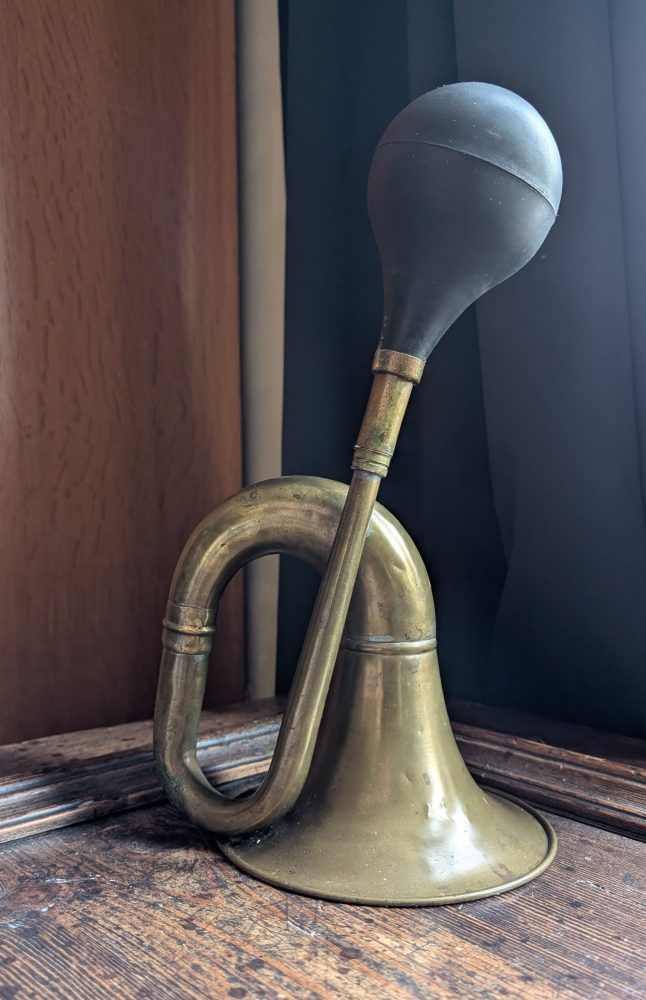 Vintage brass classic car horn with large bell - Image 4