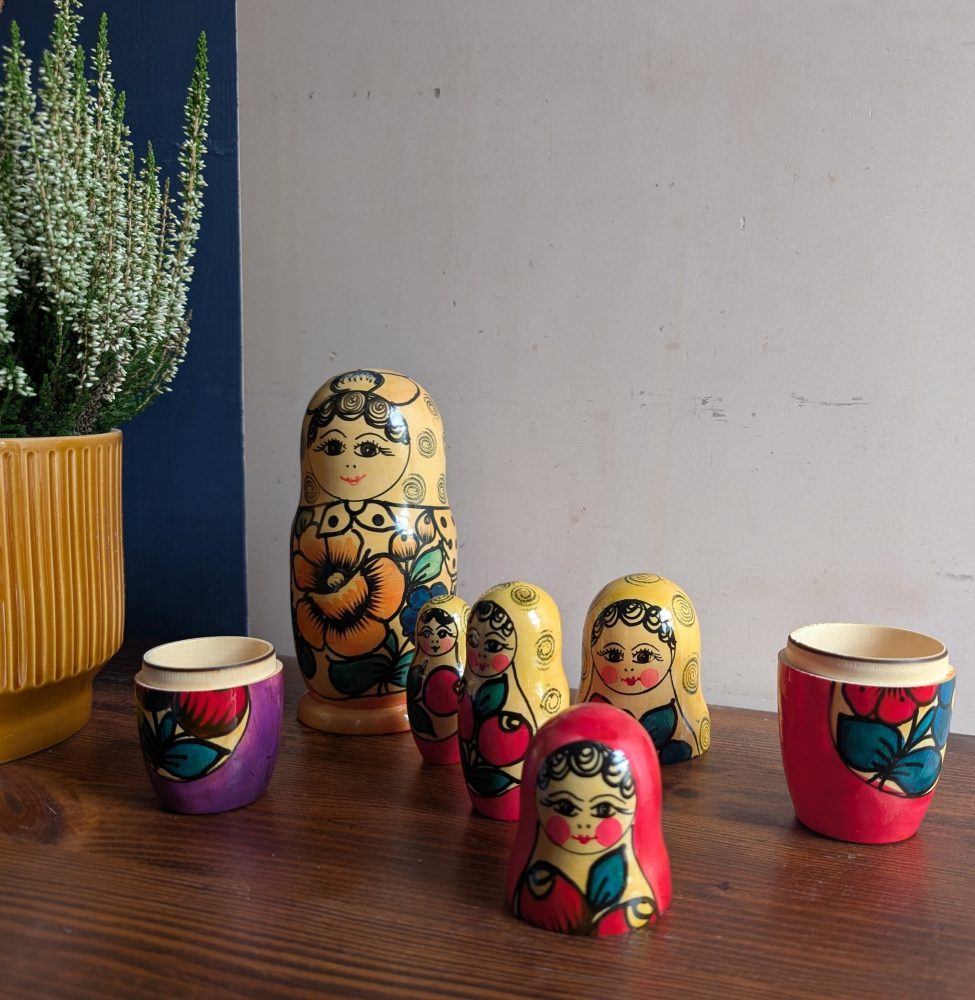 Set of vintage Russian dolls, 5 wooden nesting Matryoshka dolls in mint condition - Image 4