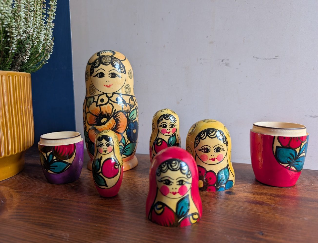 Set of vintage Russian dolls, 5 wooden nesting Matryoshka dolls in mint condition - Image 2