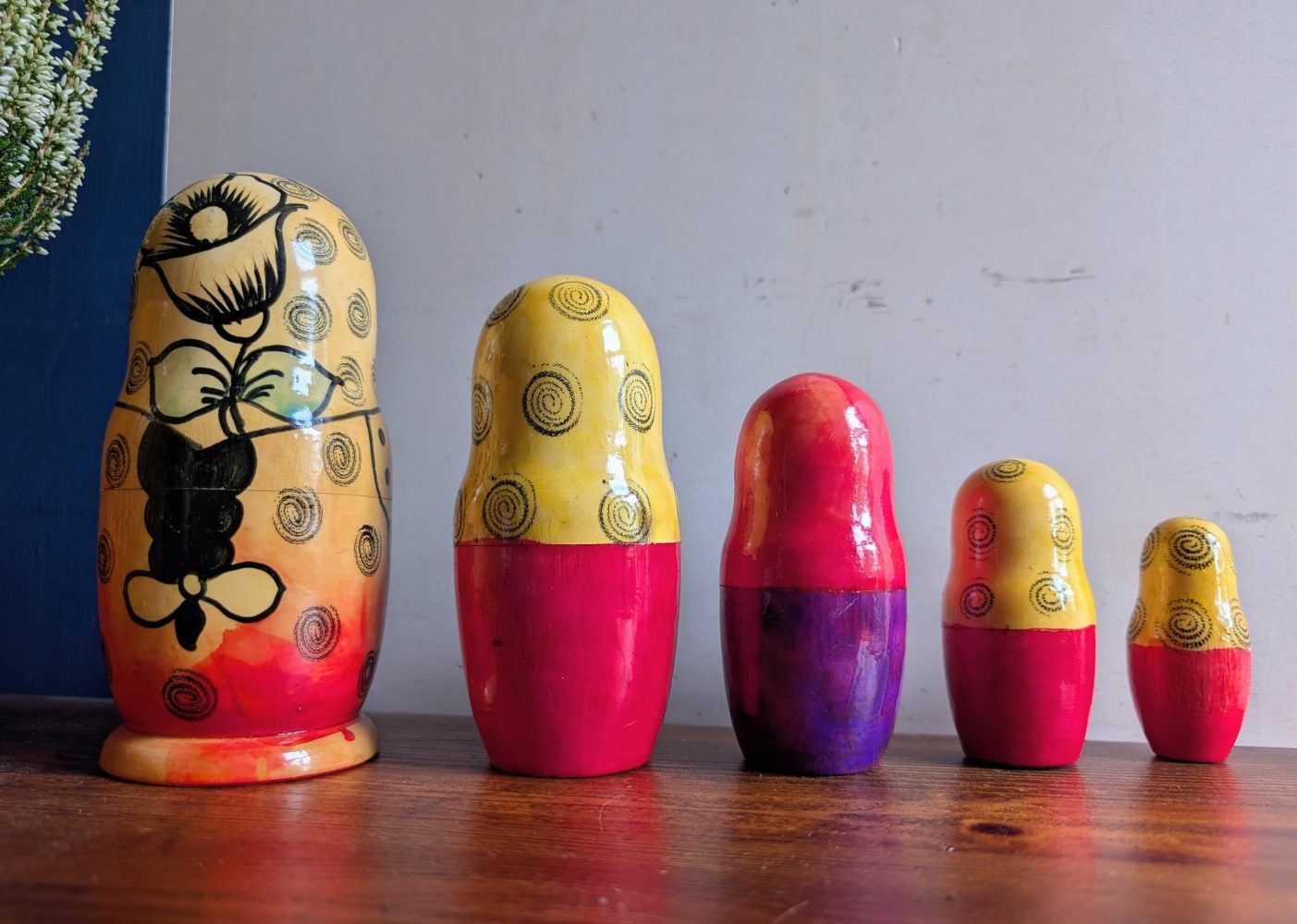 Set of vintage Russian dolls, 5 wooden nesting Matryoshka dolls in mint condition - Image 5