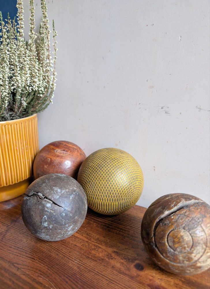 Collection of vintage balls for decoration - Image 3