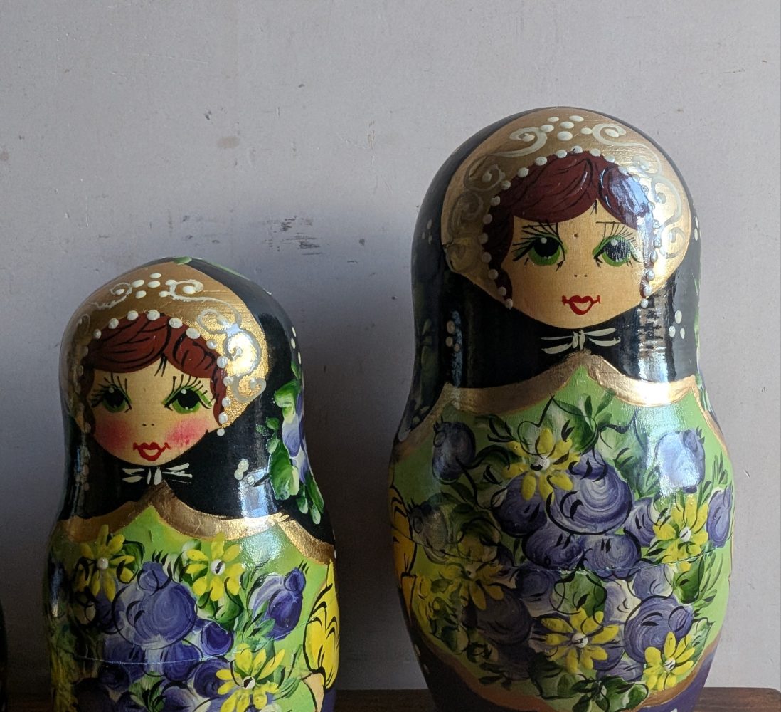 Set of vintage Russian dolls, 5 wooden nesting Matryoshka dolls in mint condition - Image 9