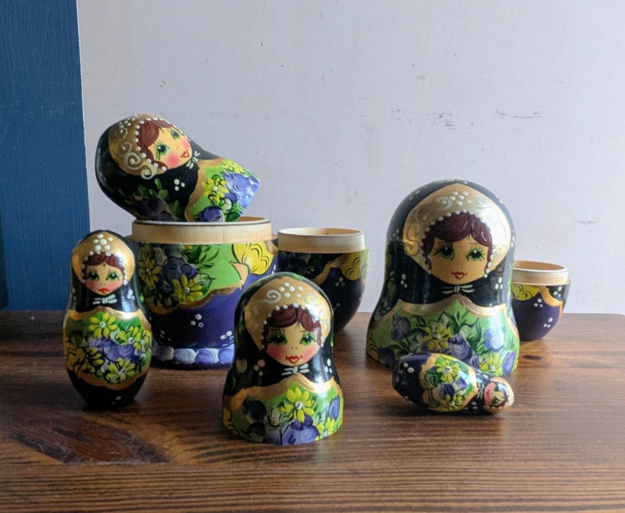 Set of vintage Russian dolls, 5 wooden nesting Matryoshka dolls in mint condition - Image 4