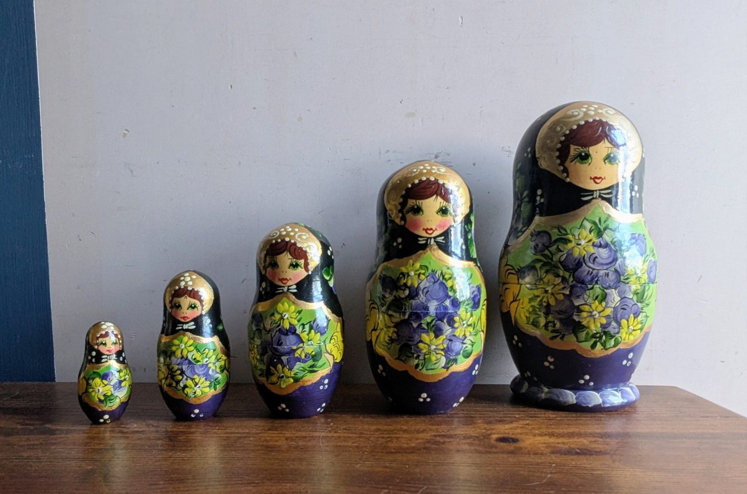 Set of vintage Russian dolls, 5 wooden nesting Matryoshka dolls in mint condition - Image 2