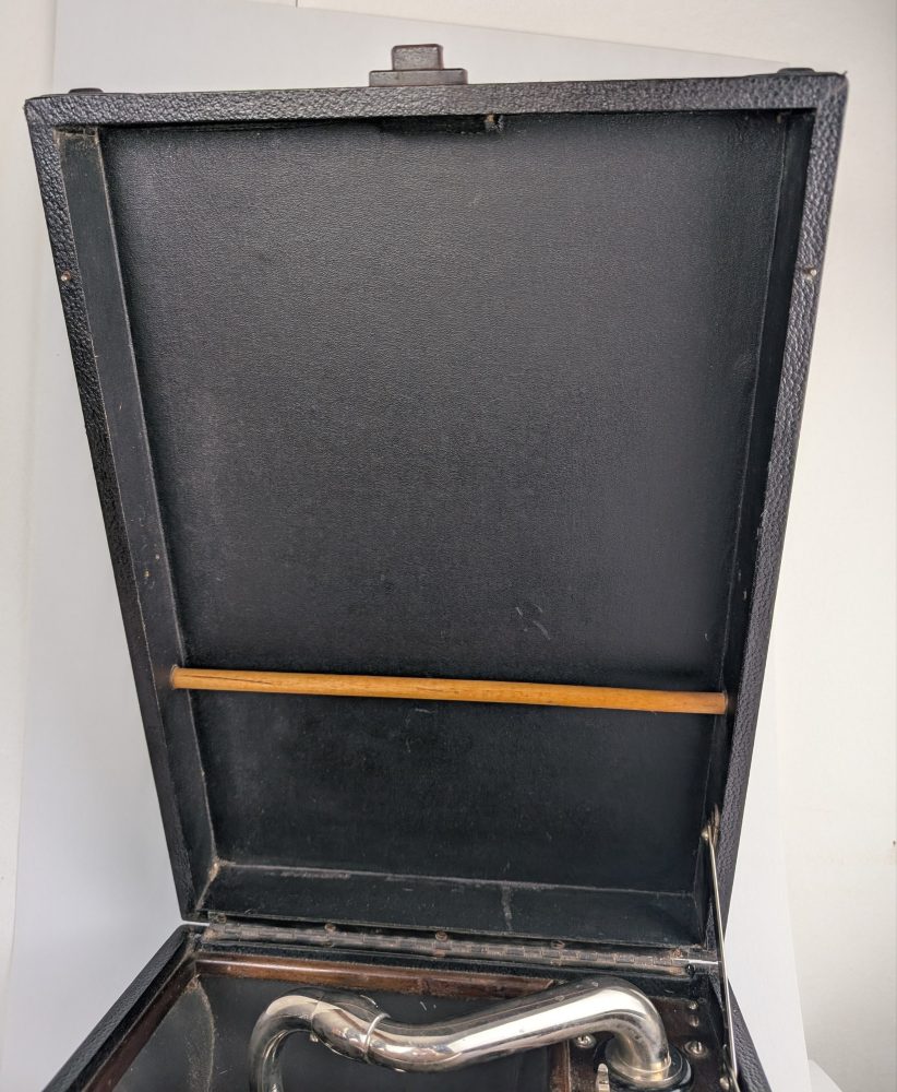 1920s HMV Gramophone model C101J, serviced, with a selection of gramophone records and 100 needles - Image 12
