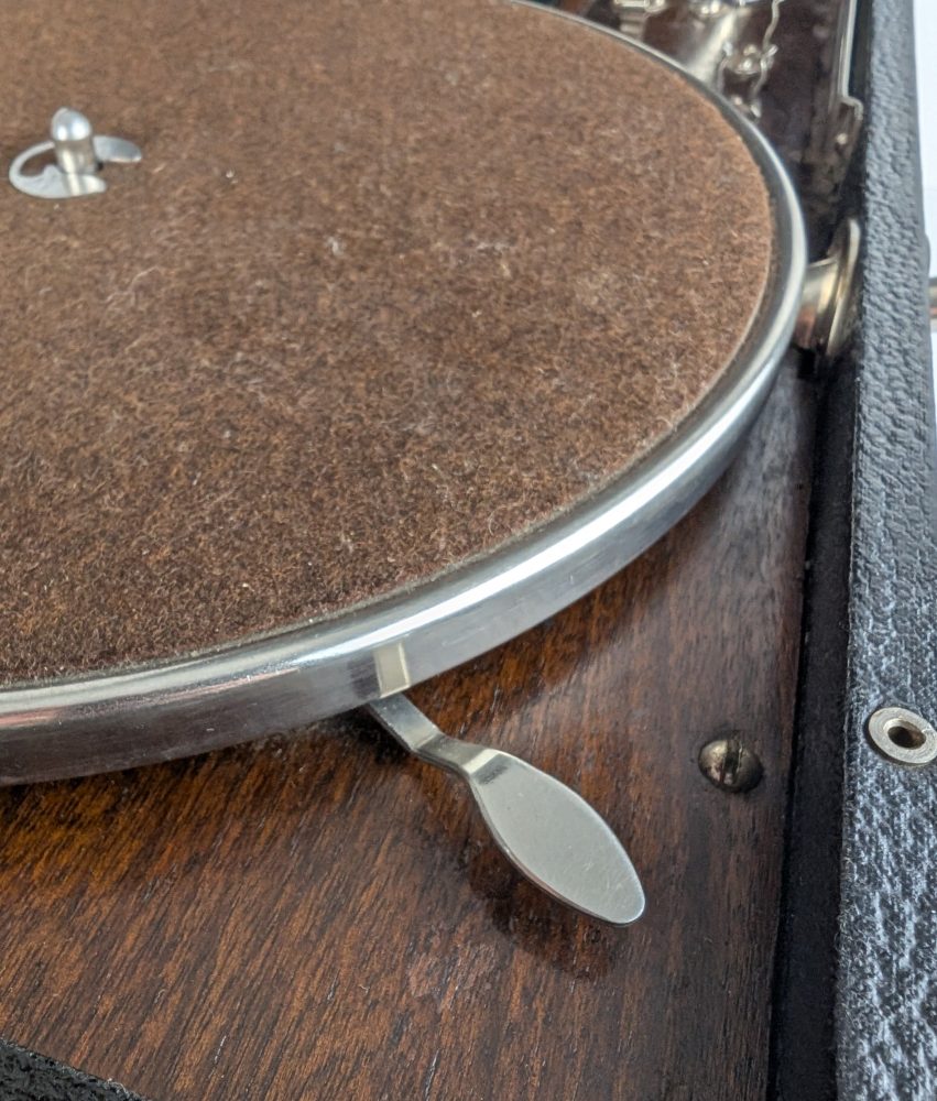 1920s HMV Gramophone model C101J, serviced, with a selection of gramophone records and 100 needles - Image 11
