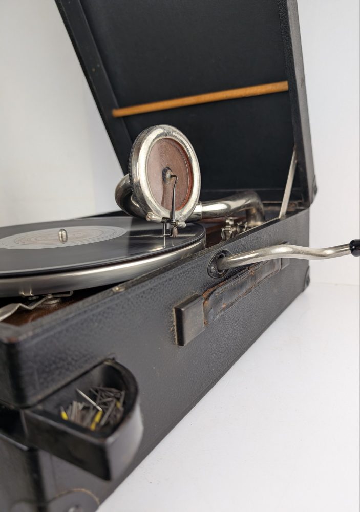 1920s HMV Gramophone model C101J, serviced, with a selection of gramophone records and 100 needles - Image 3