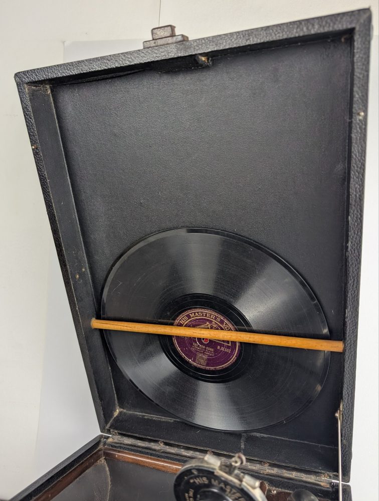 1920s HMV Gramophone model C101J, serviced, with a selection of gramophone records and 100 needles - Image 13