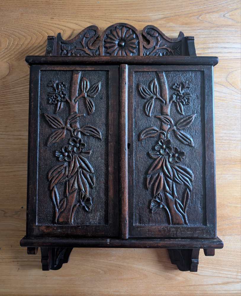 Early 1900s heavily carved wall cabinet - Image 12