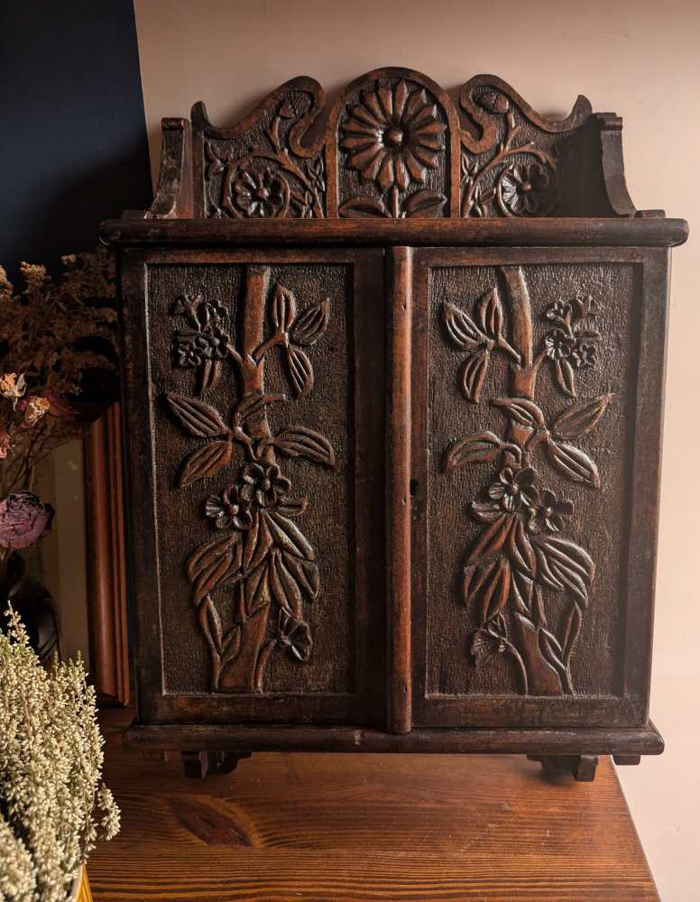 Early 1900s heavily carved wall cabinet - Image 7