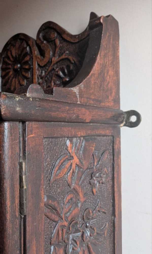 Early 1900s heavily carved wall cabinet - Image 6