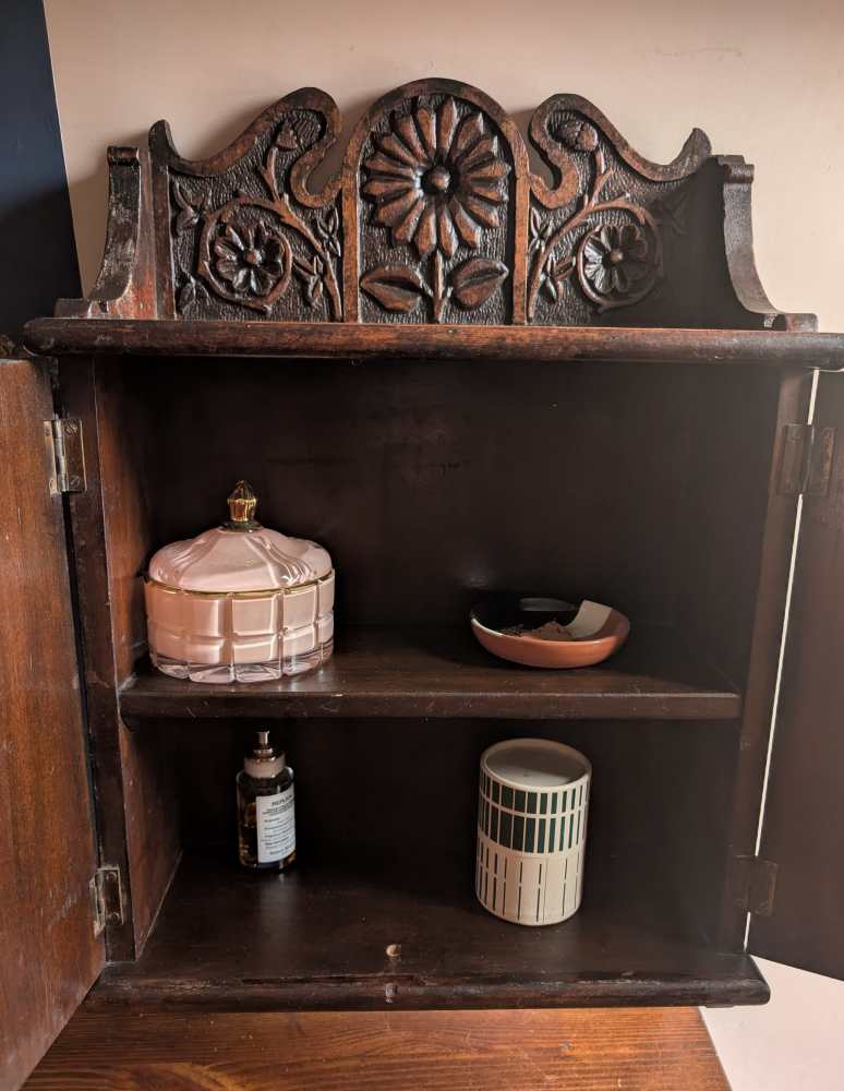 Early 1900s heavily carved wall cabinet - Image 8