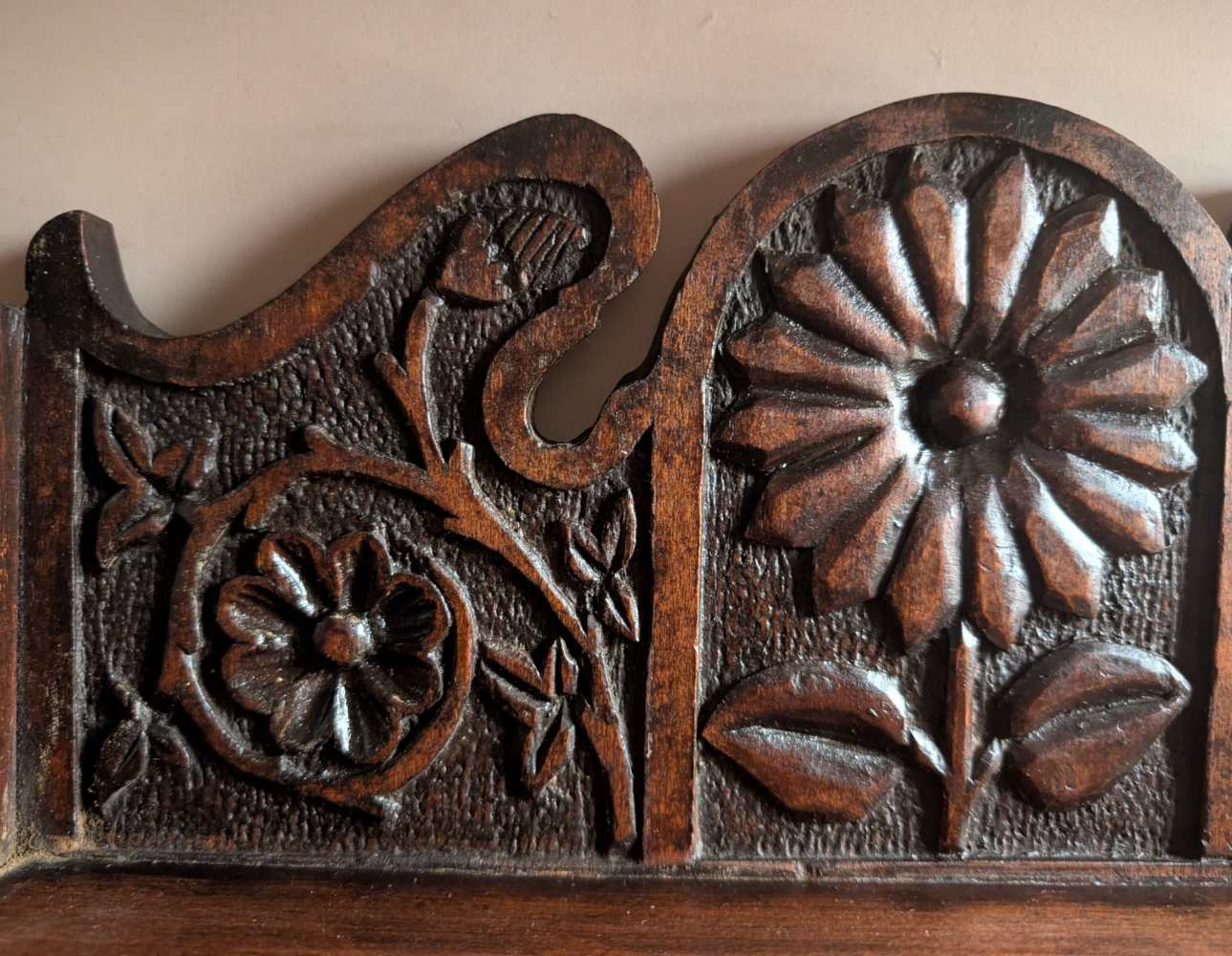 Early 1900s heavily carved wall cabinet - Image 3