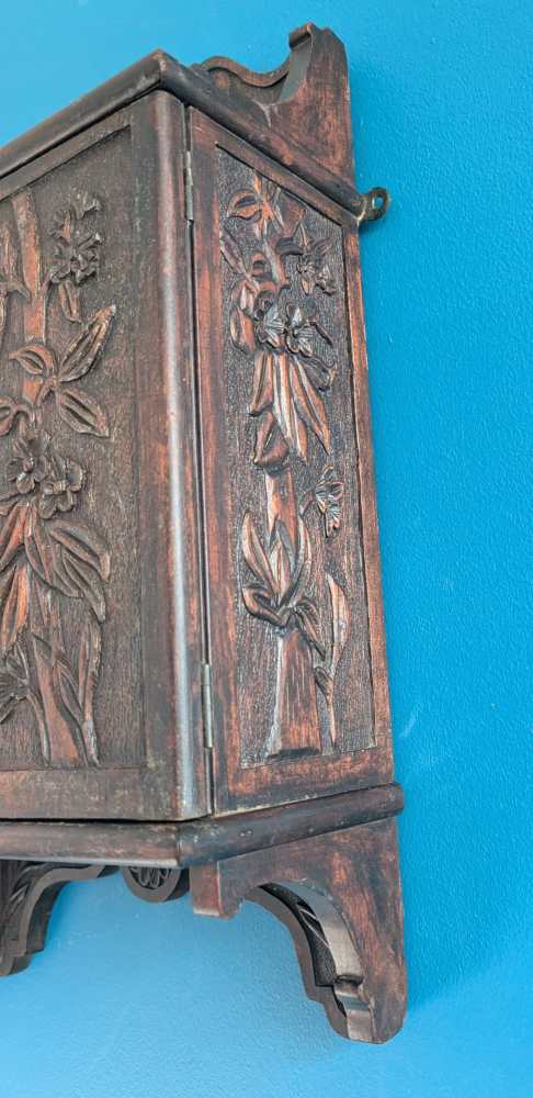 Early 1900s heavily carved wall cabinet - Image 5