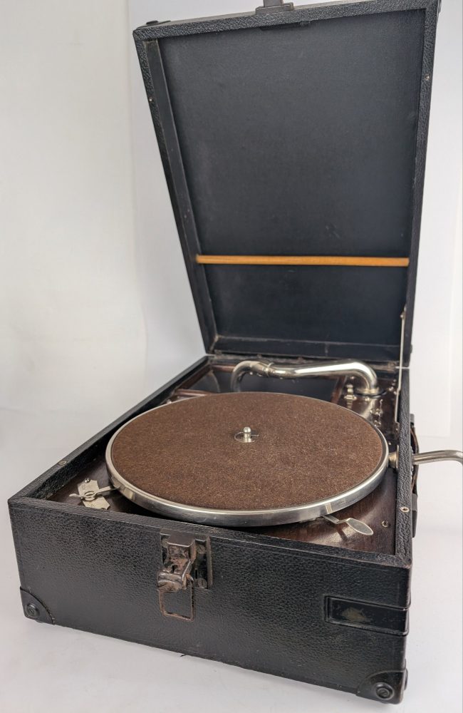 1920s HMV Gramophone model C101J, serviced, with a selection of gramophone records and 100 needles - Image 4