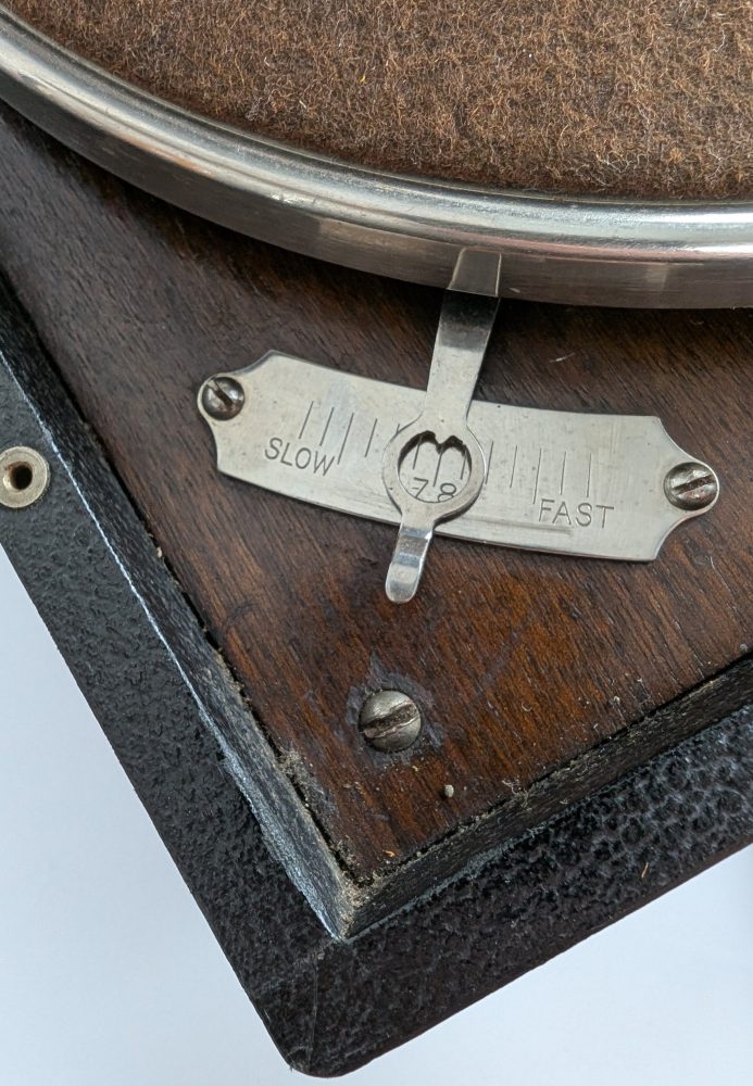 1920s HMV Gramophone model C101J, serviced, with a selection of gramophone records and 100 needles - Image 9