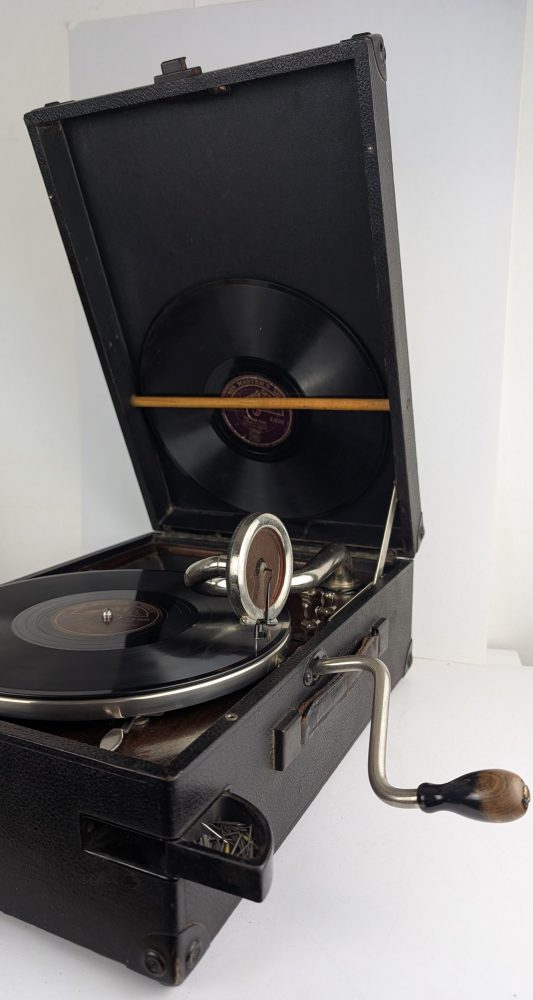 1920s HMV Gramophone model C101J, serviced, with a selection of gramophone records and 100 needles - Image 8