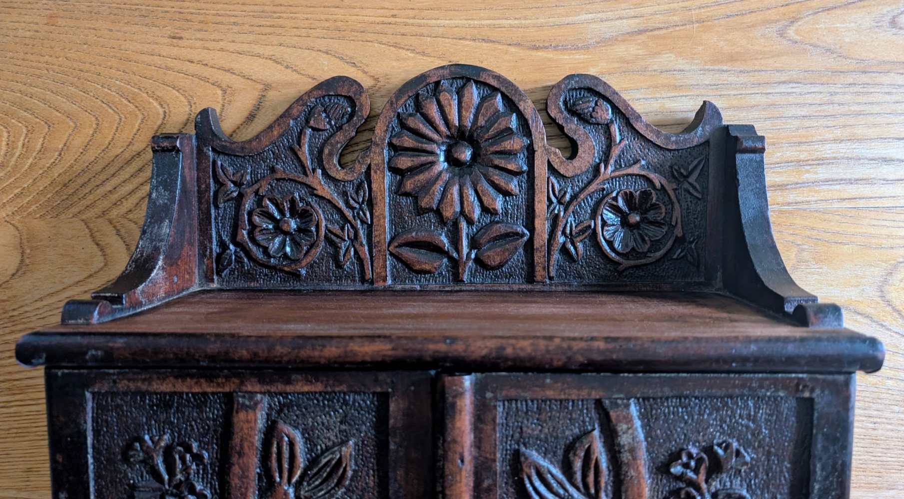 Early 1900s heavily carved wall cabinet - Image 2
