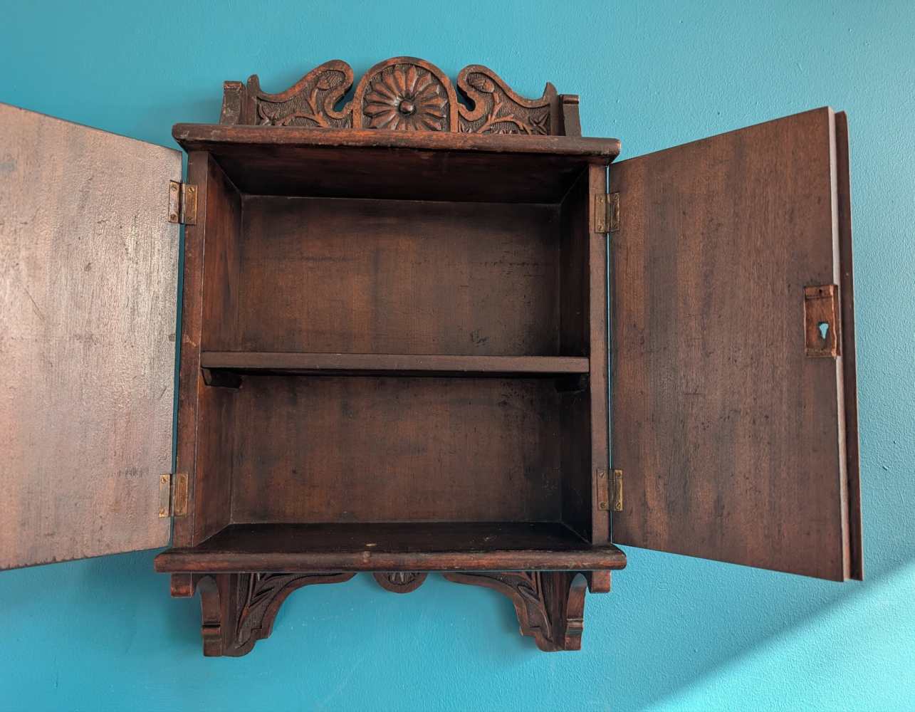 Early 1900s heavily carved wall cabinet - Image 11