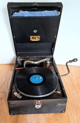 1920s HMV Gramophone, fully working, with a selection of gramophone records and needles