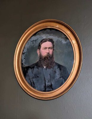 Victorian photograph of bearded gentleman in gilt oval frame