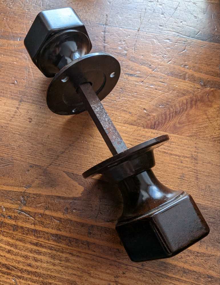Pair of bakelite hexagonal door knobs with rod and backplates - Image 9