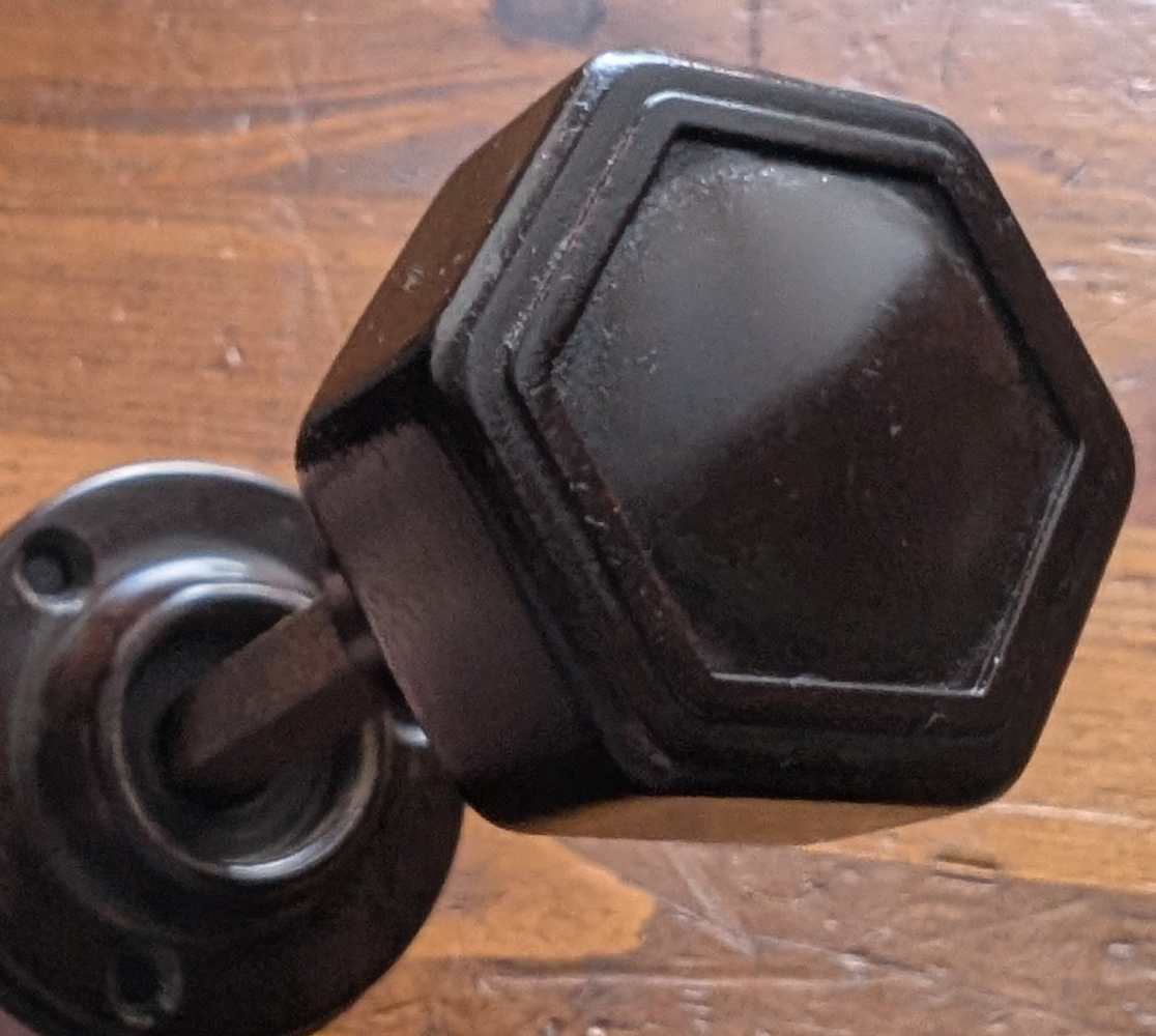 Pair of bakelite hexagonal door knobs with rod and backplates - Image 4