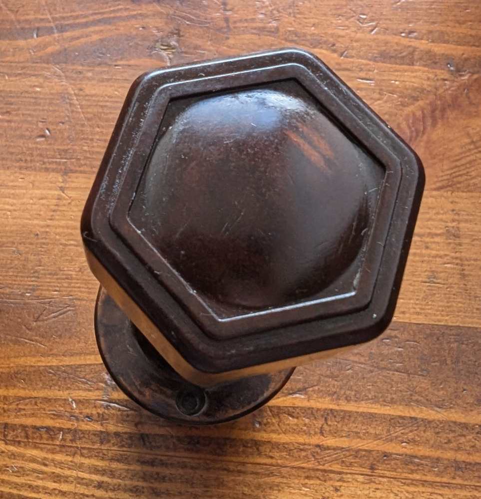 Pair of bakelite hexagonal door knobs with rod and backplates - Image 6