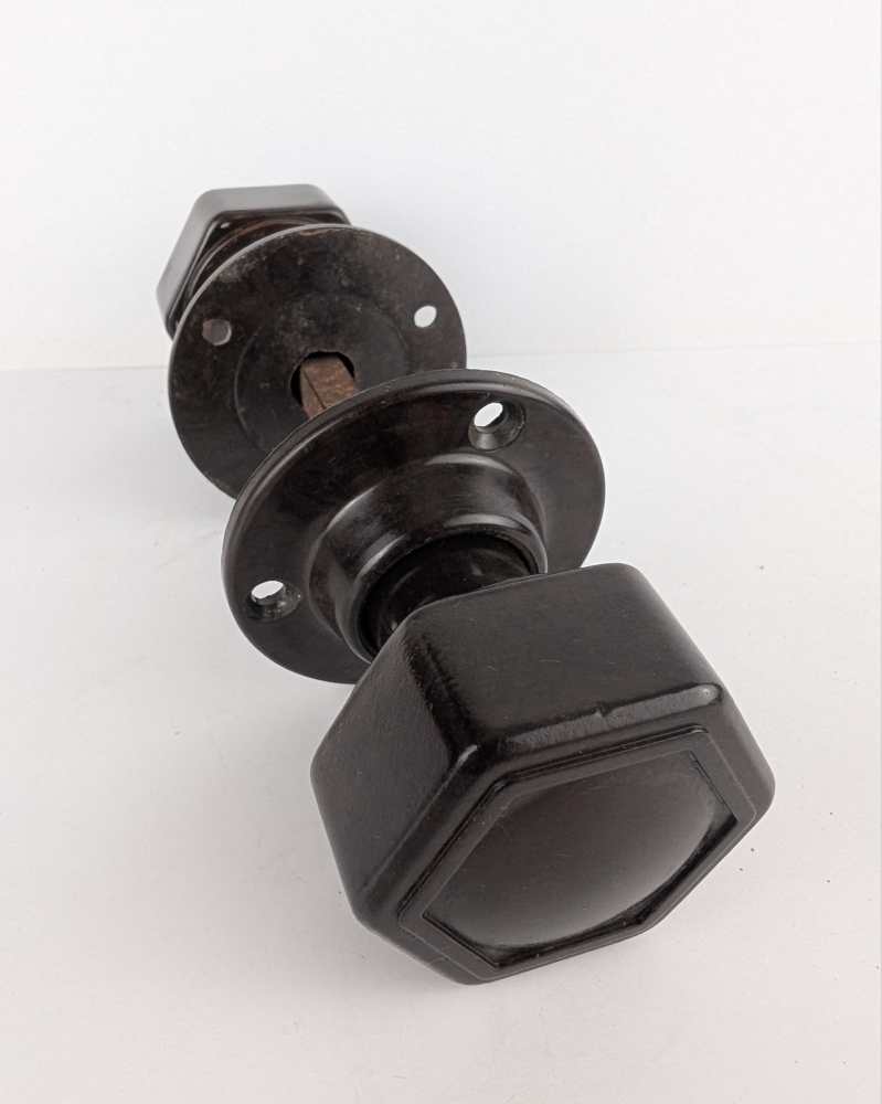 Pair of bakelite hexagonal door knobs with rod and backplates - Image 7