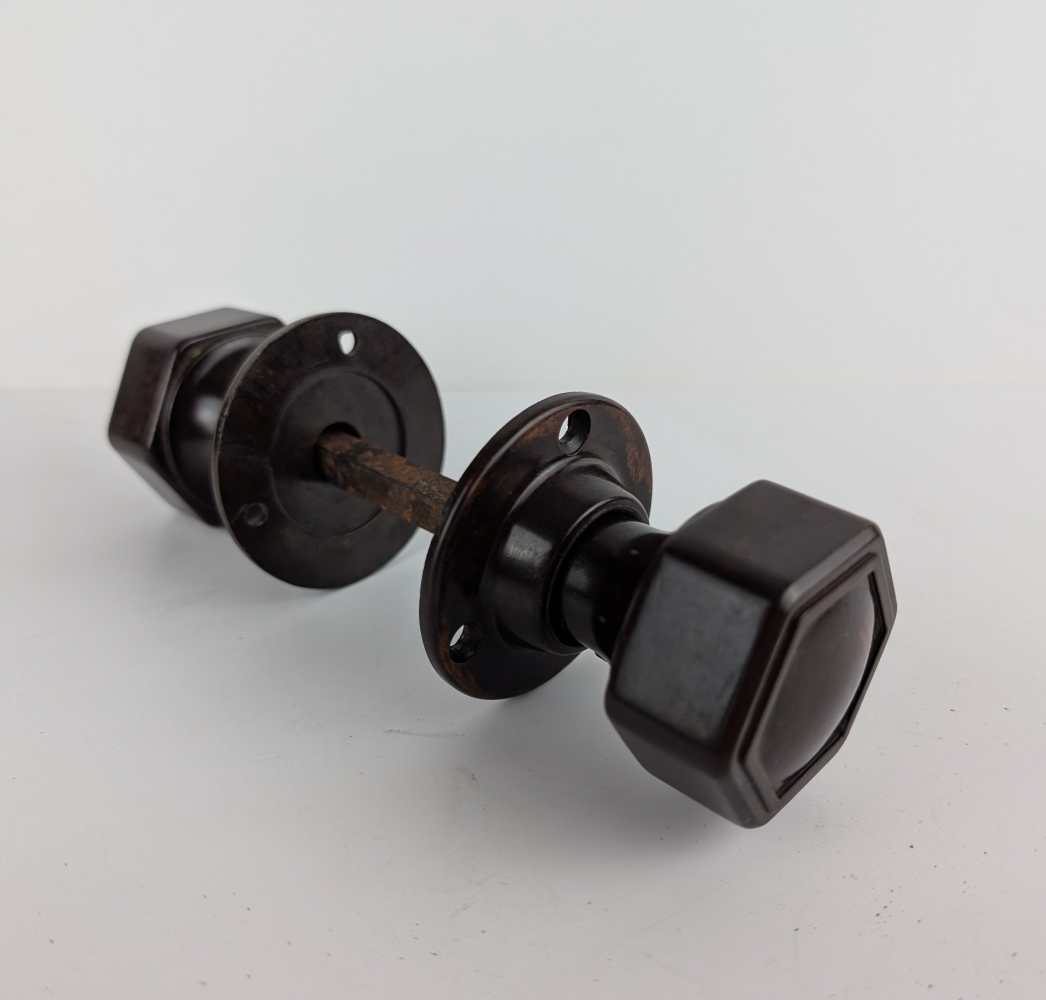 Pair of bakelite hexagonal door knobs with rod and backplates - Image 2