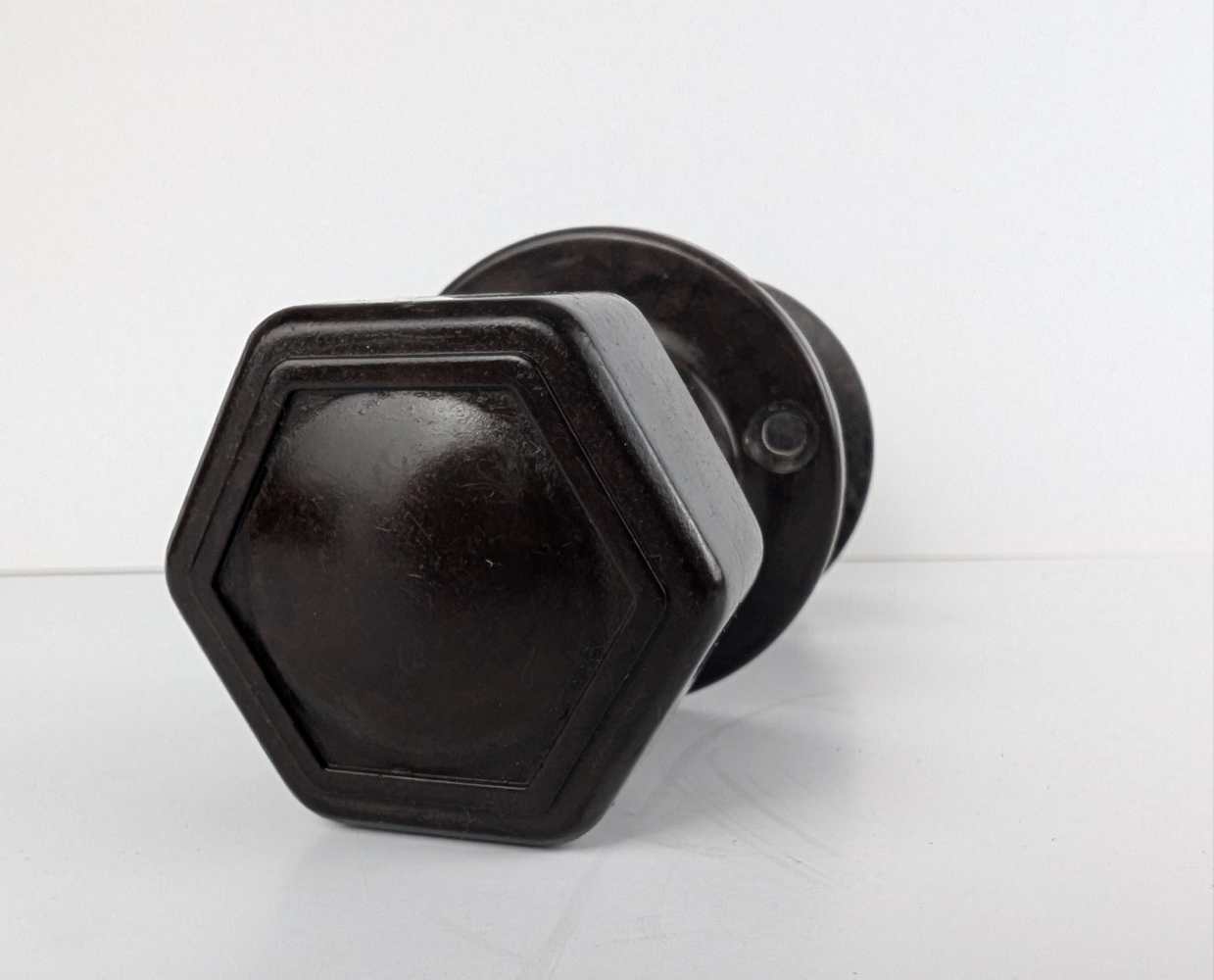 Pair of bakelite hexagonal door knobs with rod and backplates - Image 8