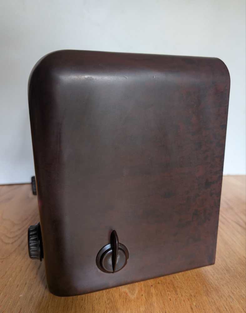 1950s British Bush DAC 90A Bakelite radio - Image 10