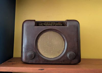 1950s British Bush DAC 90A Bakelite radio